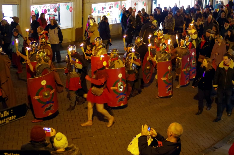 people are walking through some city during the holiday