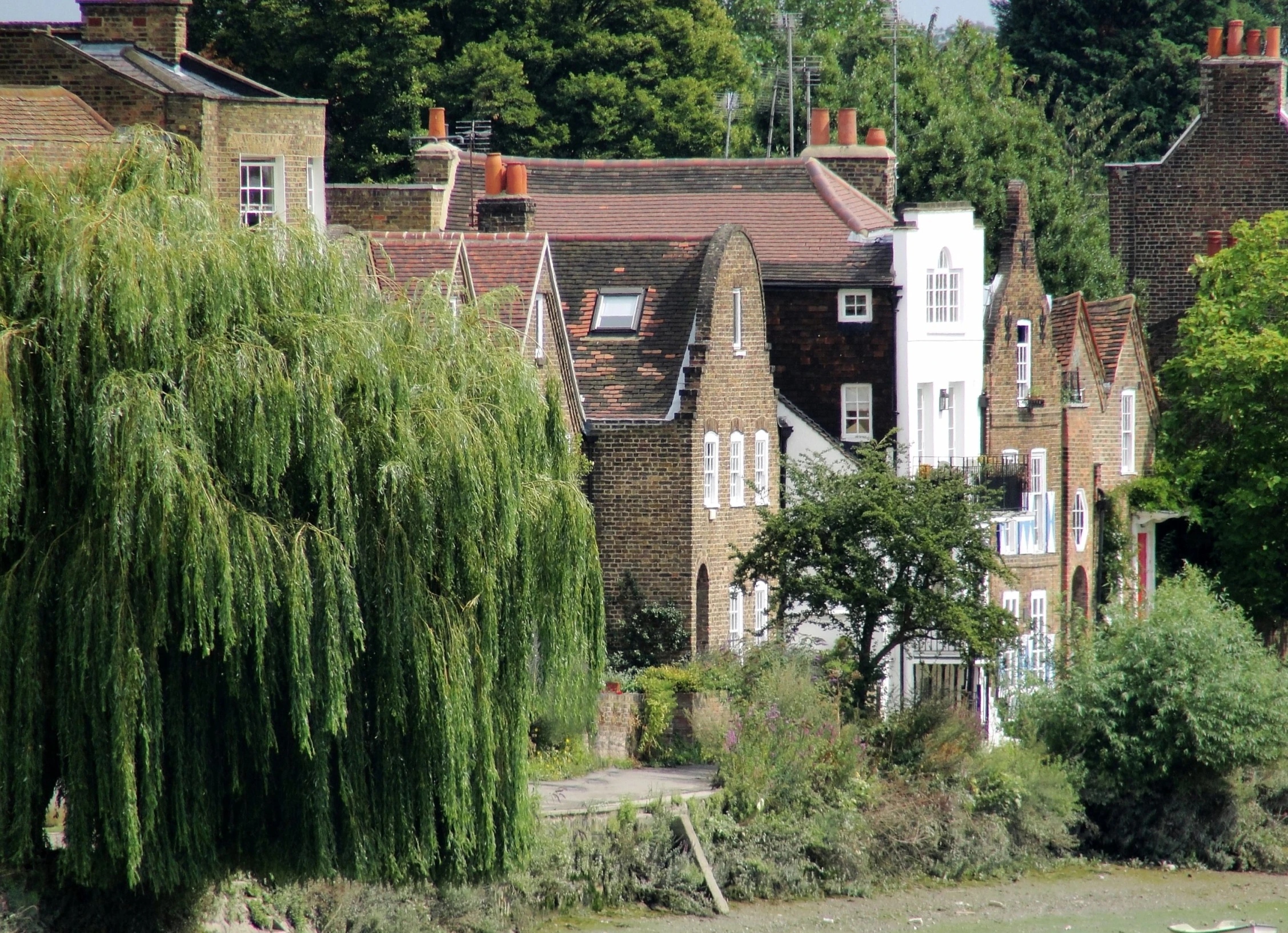 a row of houses sitting along a lake