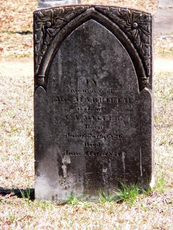 a memorial stone sitting on top of a field