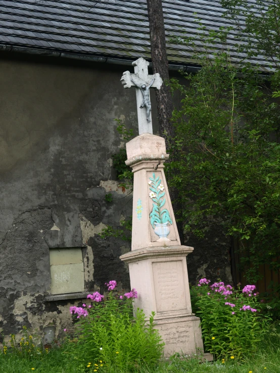 a cross is placed near the corner of a building