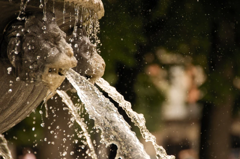 a fountain has a bunch of water coming from it