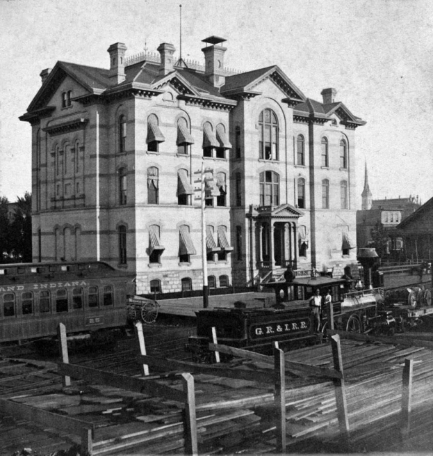 a old building with an open courtyard is shown