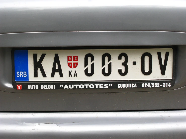 a number plate on a car with the name kacc - 33v