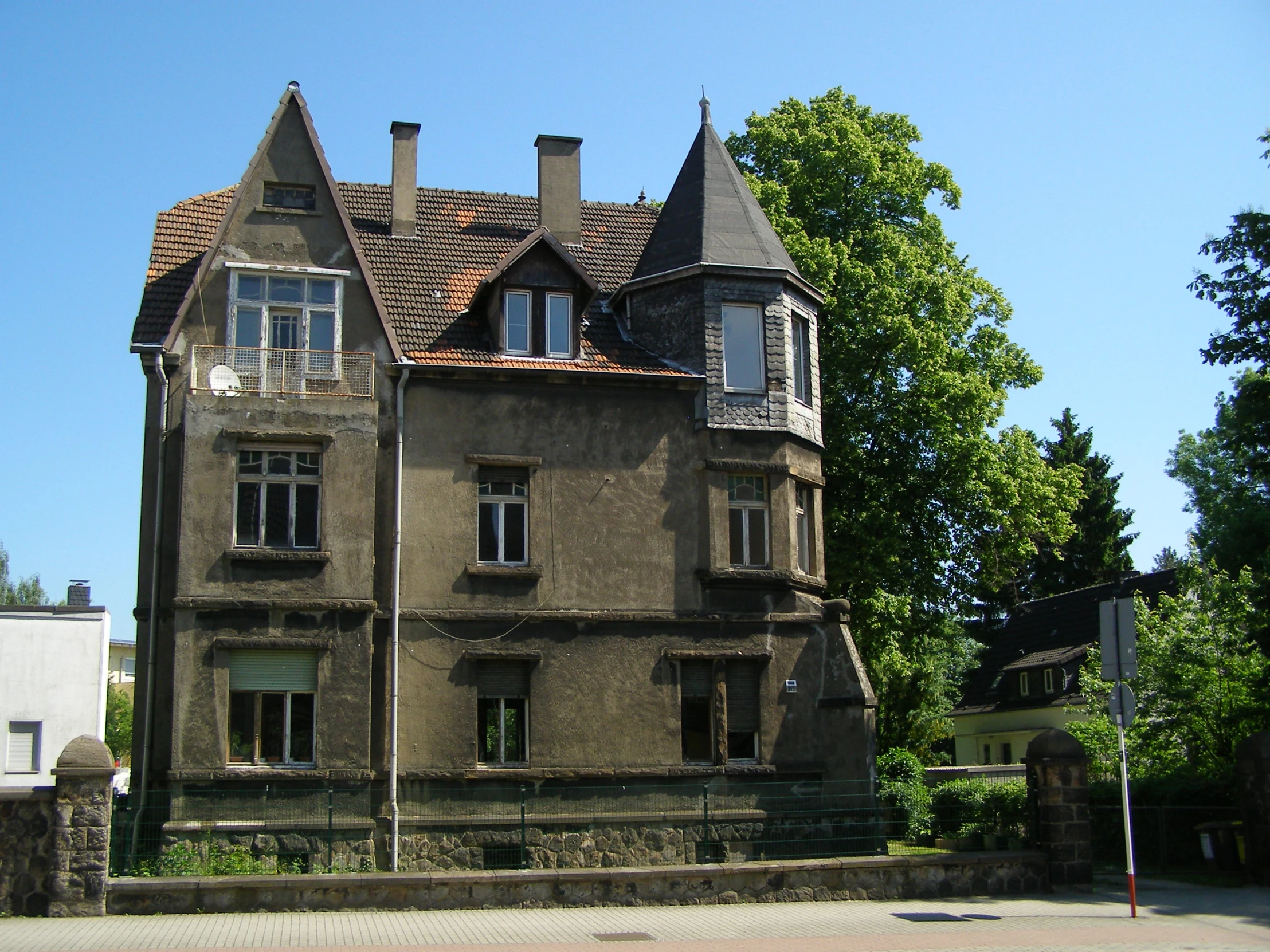 the outside of a large, stone building with multiple chimneys