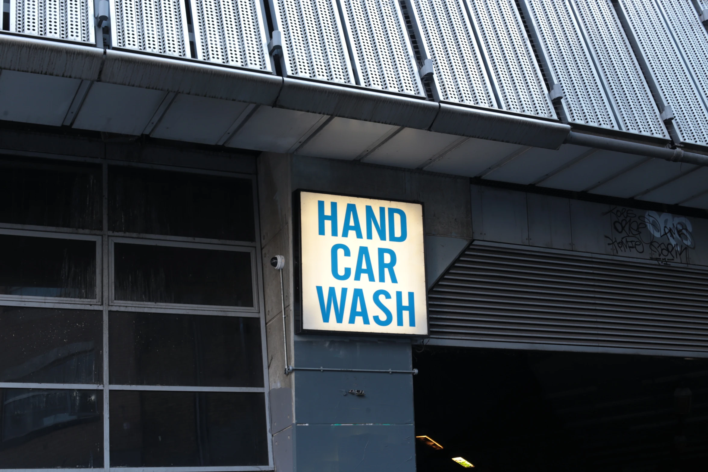there is a sign on the outside of a car wash