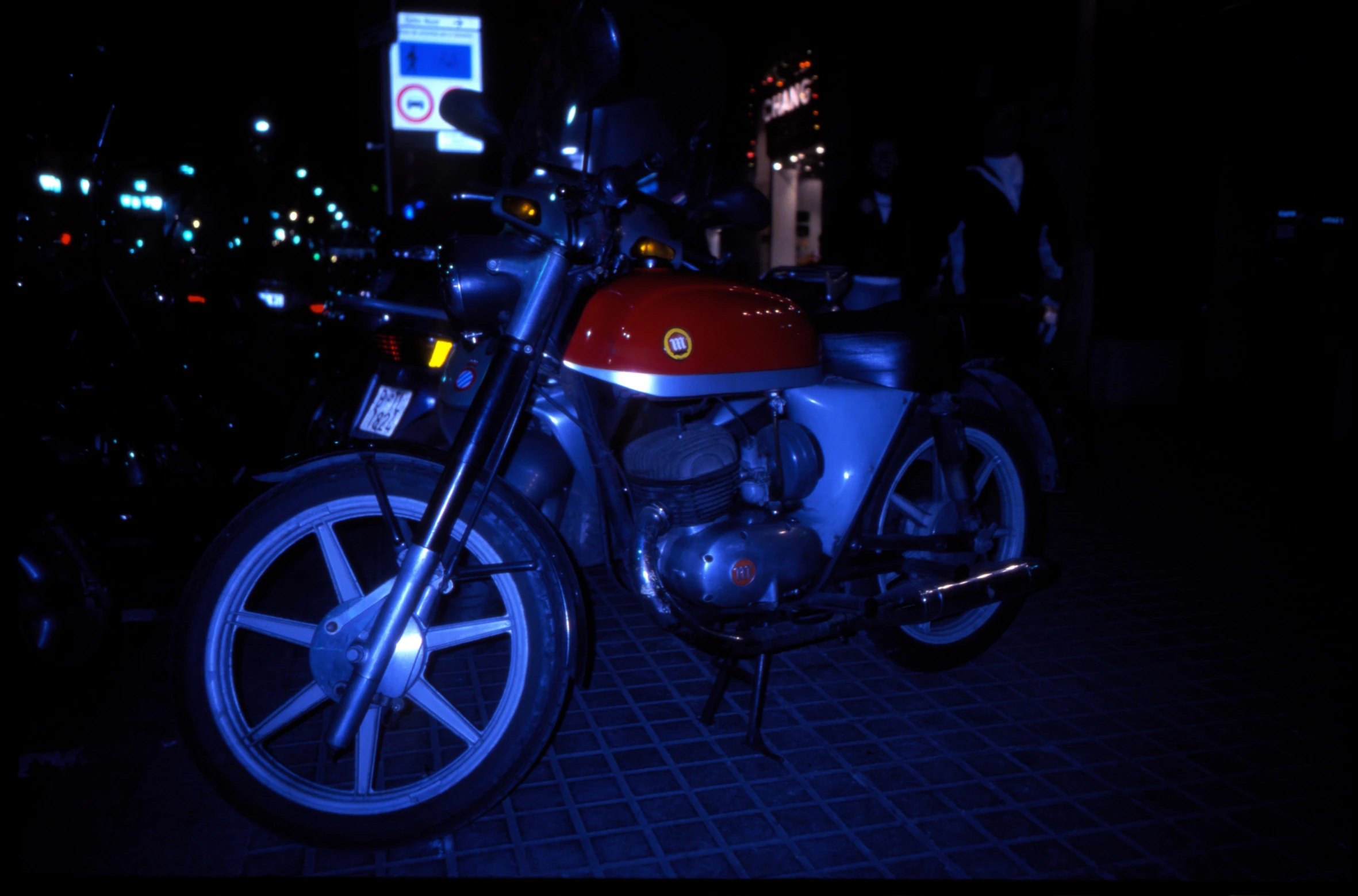 a motorcycle is parked in the dark of night