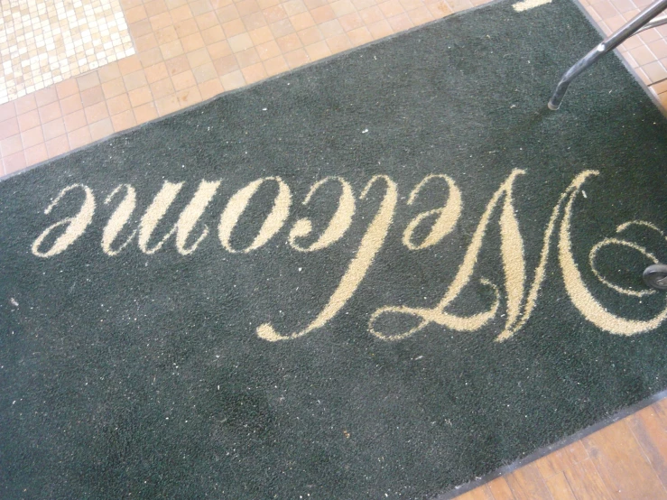 the word oppones painted on the front of a sidewalk