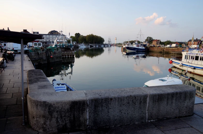 a boat yard with several boats docked at the dock