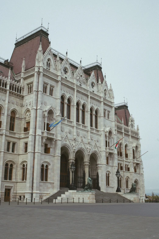 there is a very large building with many windows