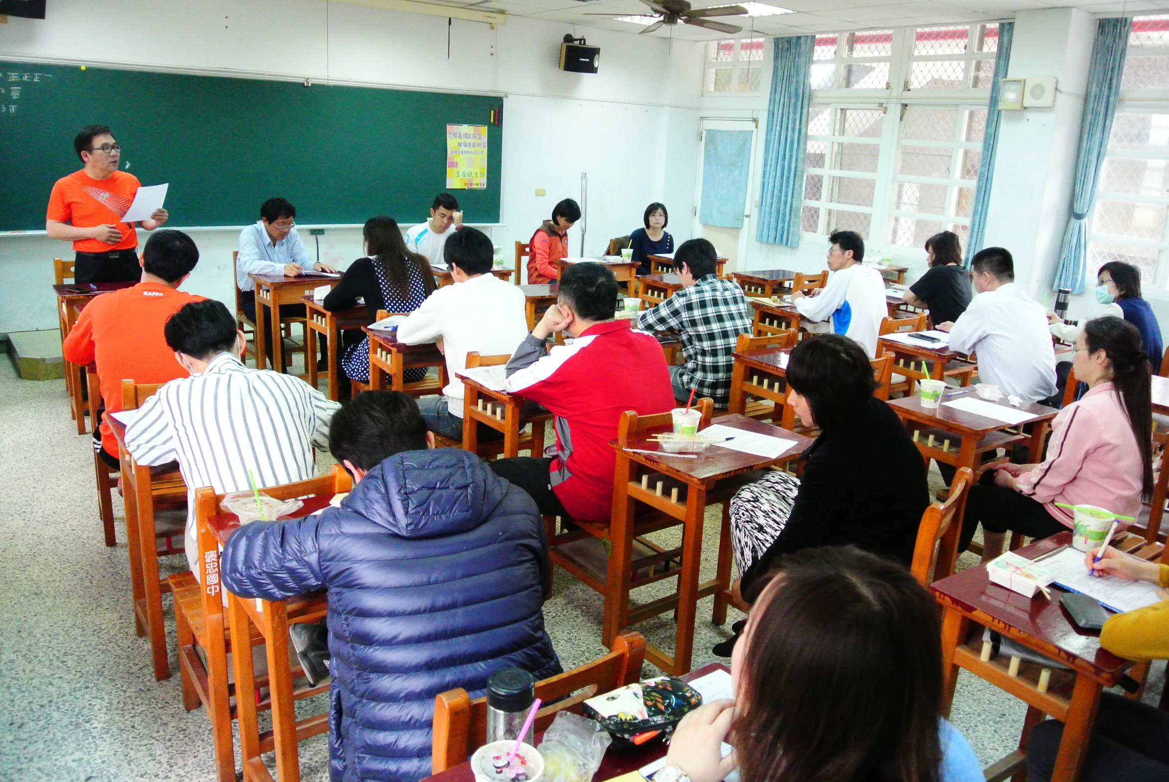 there are many people that have their lunch in the room