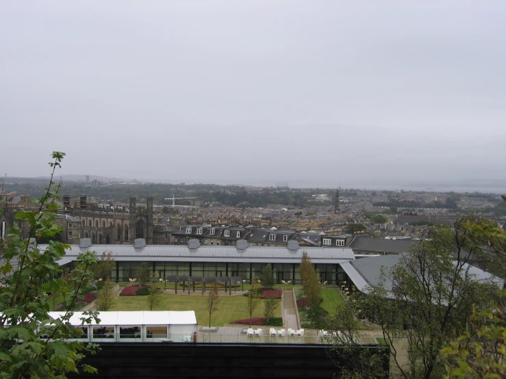 the skyline of a large city has many small buildings