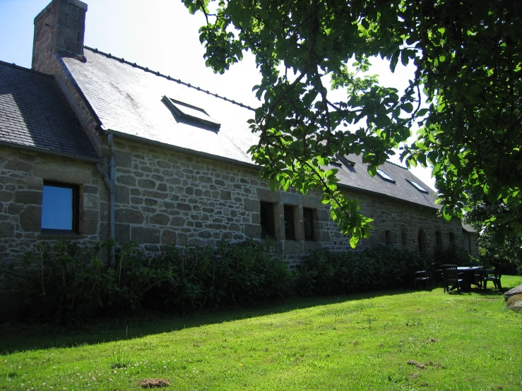 this is a house that has windows near the side