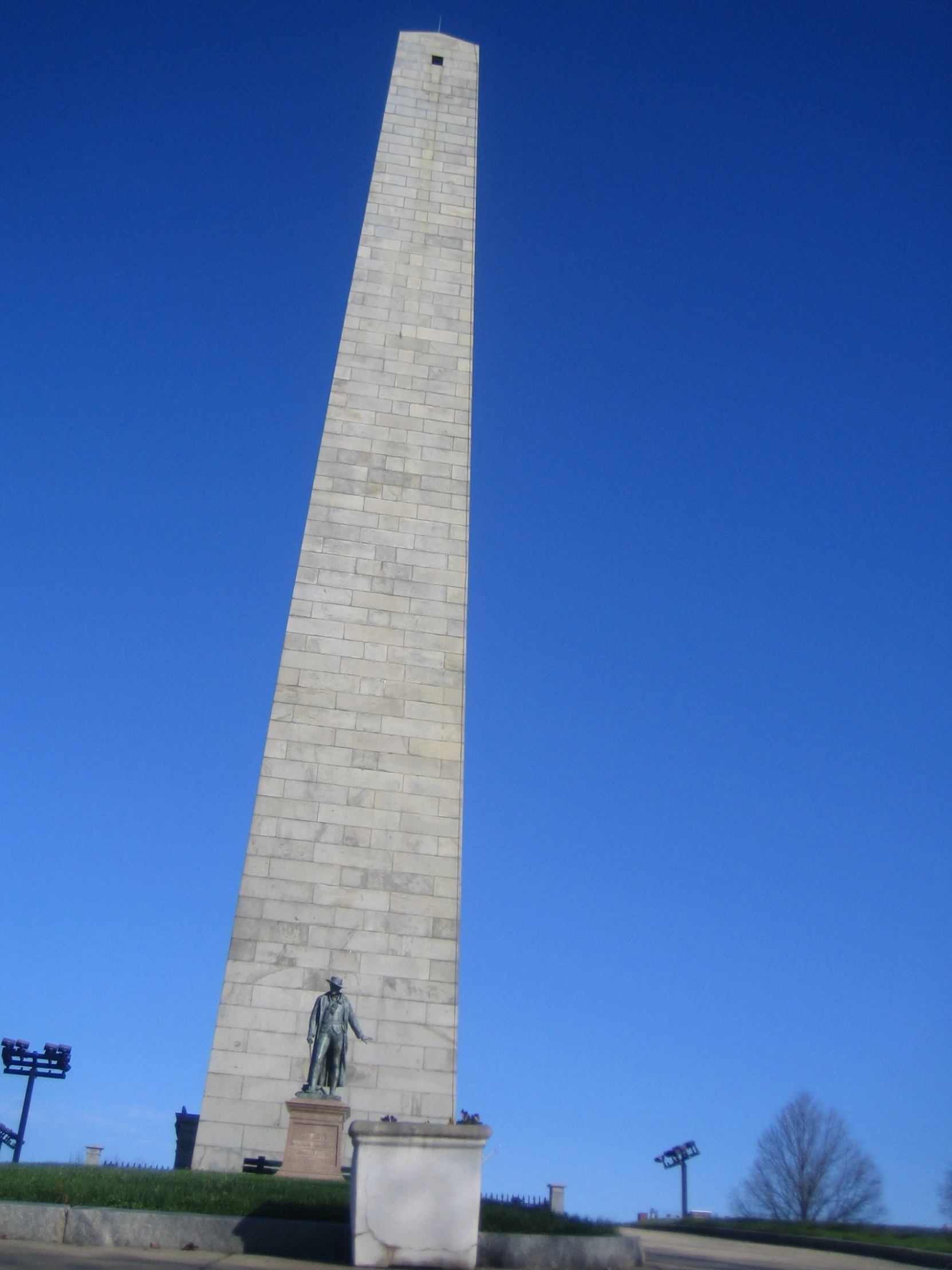 there is a tall monument near the road