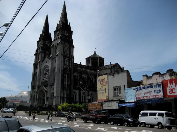 a large cathedral is in the middle of a busy city street