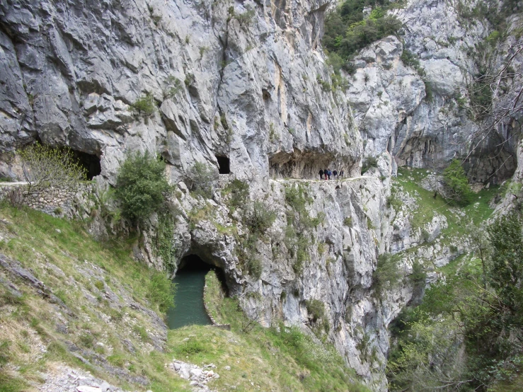 there are many small caves near some large rocks