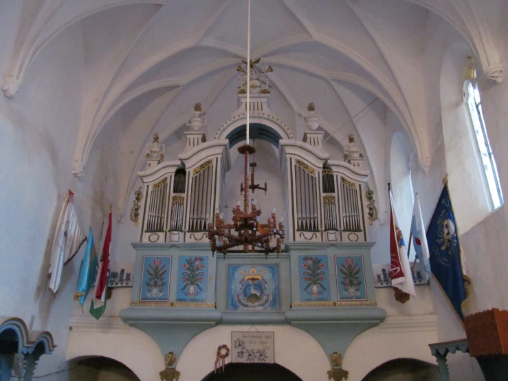 there is a organ in the ceiling of a large building