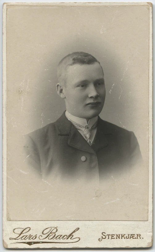 a old fashioned pograph of a man in formal dress clothes