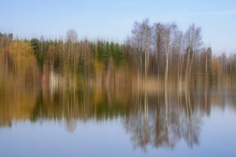 an image of water that is still in the water