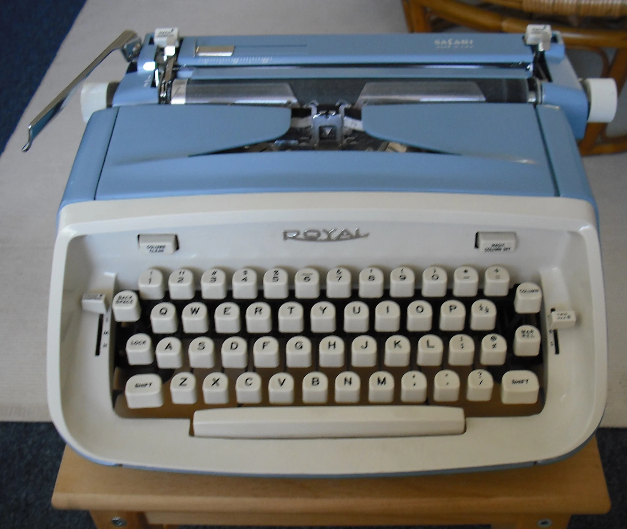 an old royal typewriter is sitting on a small wooden table