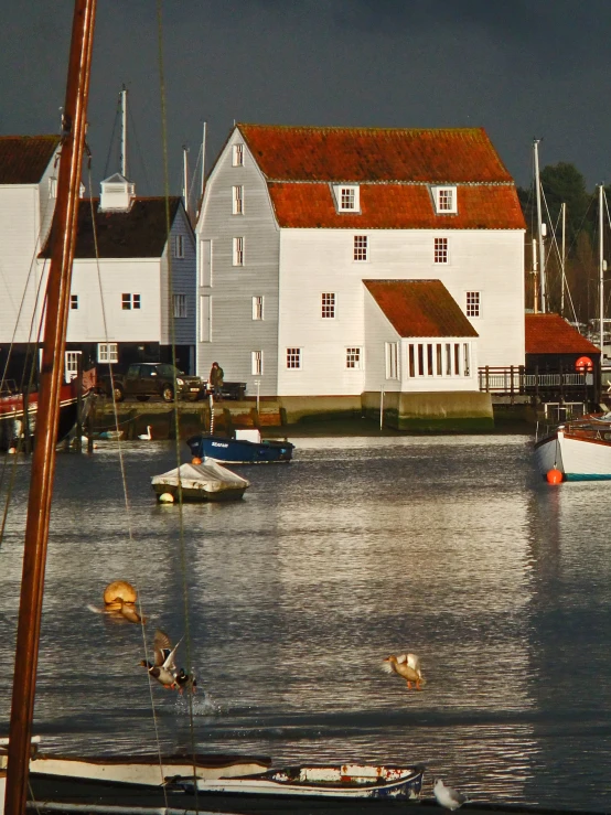 boats on the water, some of which are in the water and some of them are house