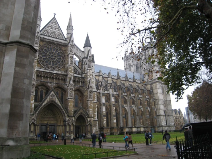 a cathedral in london with many people standing around