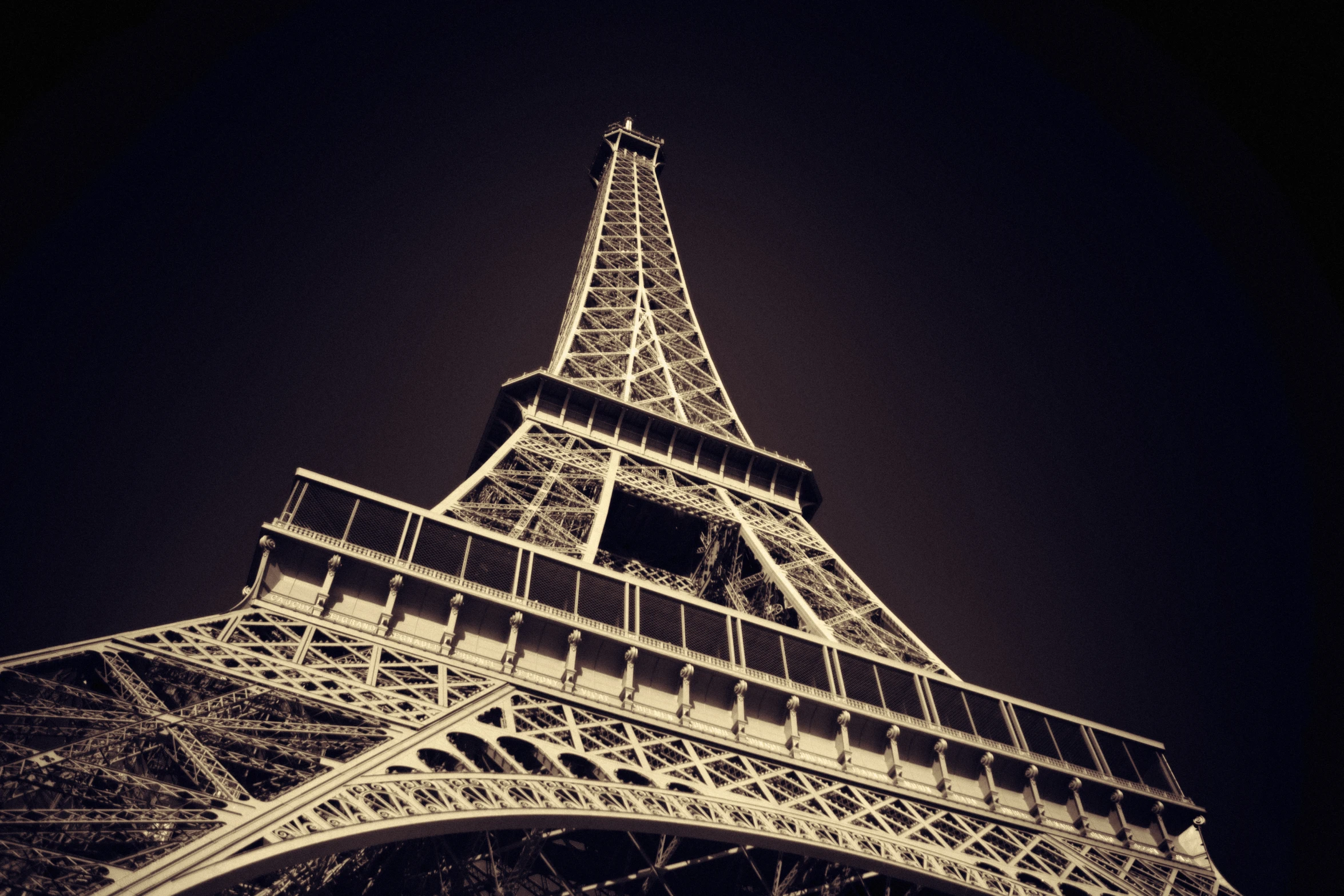 the eiffel tower in black and white