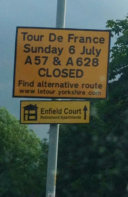 yellow street sign stating a closed door on an eiffel