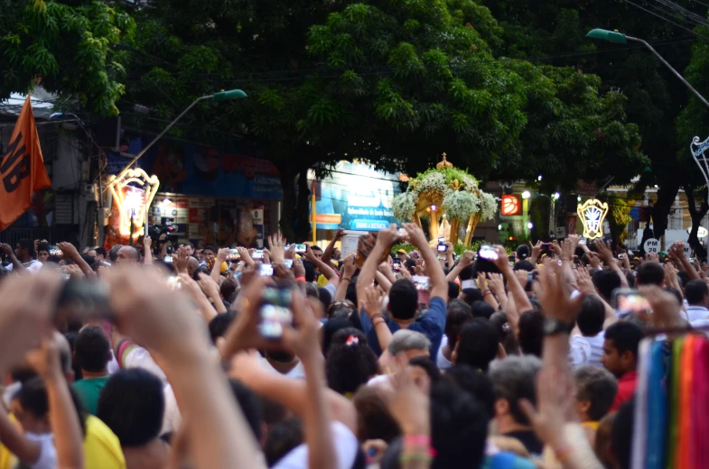 a large group of people holding up cellphones