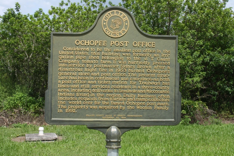 a plaque is sitting in the middle of a grassy area