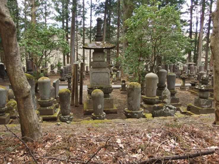 a very long cemetery with many different headstones