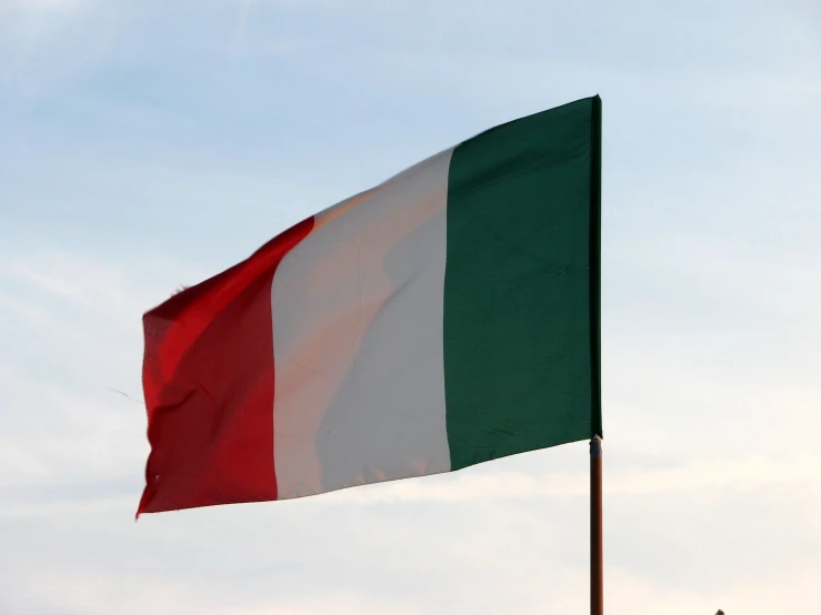 the italian and english flag flying in the sky