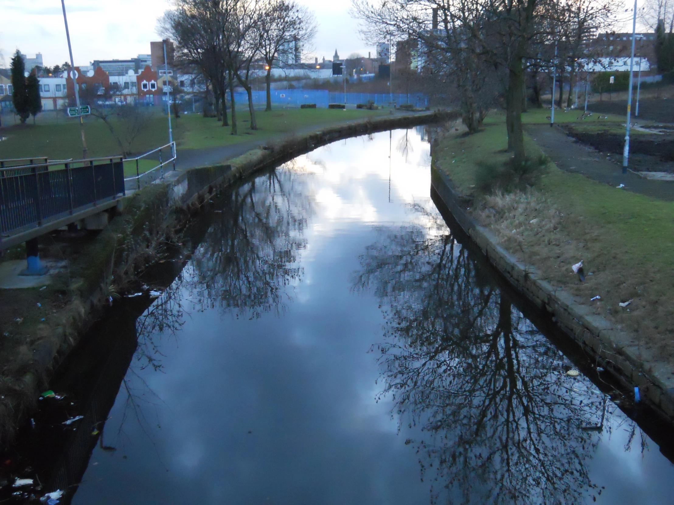 the river is running through the town