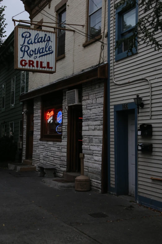 a restaurant has an advertit for its grill on the building