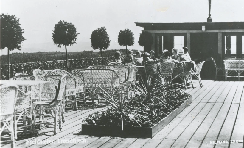 a black and white pograph of a restaurant terrace