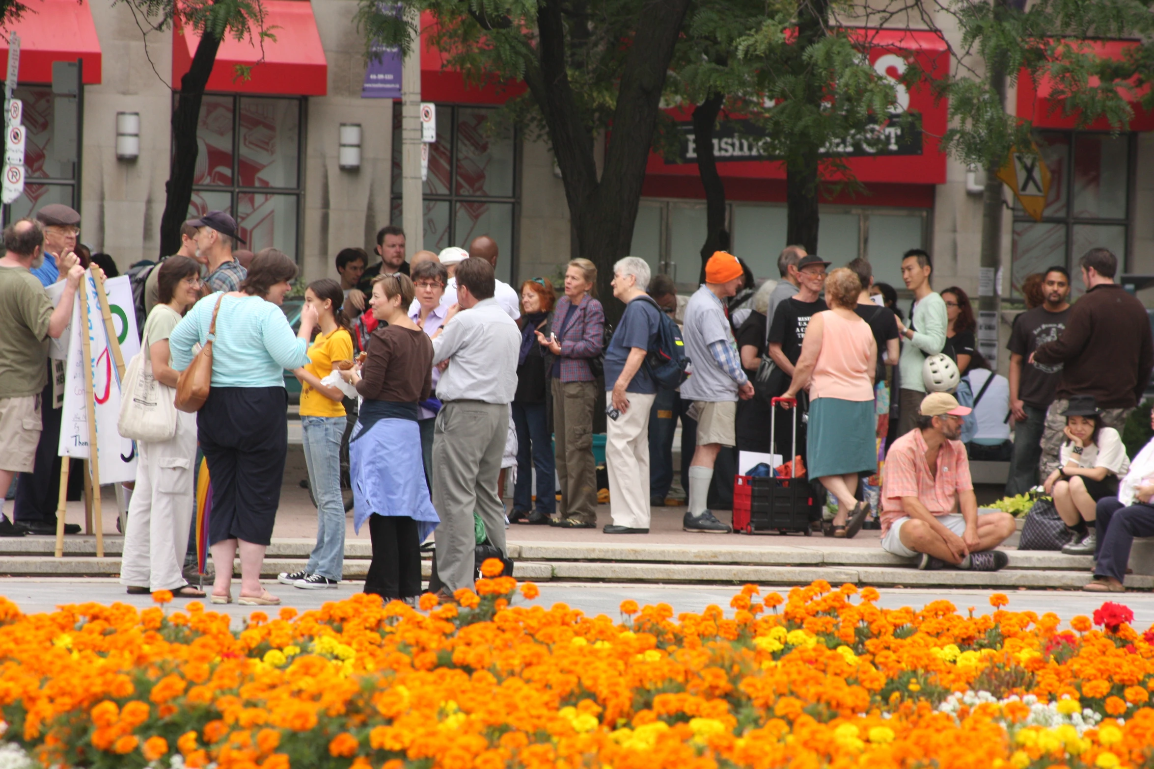 the crowd is gathering together for a group po