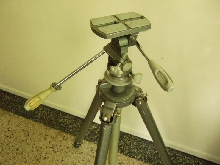 this is a tripod in front of a wall