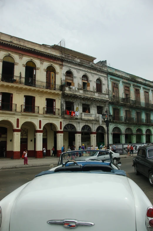 a building and cars are sitting in front of it