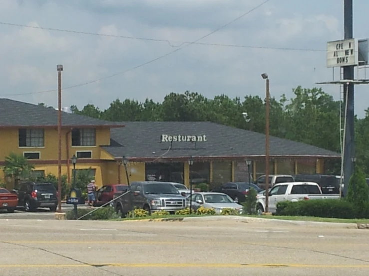 an image of a restaurant with many cars parked in front of it