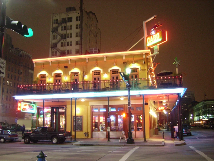 an outdoor restaurant at night with a traffic light