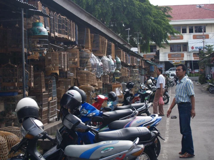 a row of motorcycles parked next to each other near a building