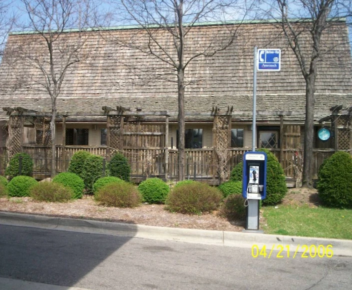 this house looks very old and has been made into a motel