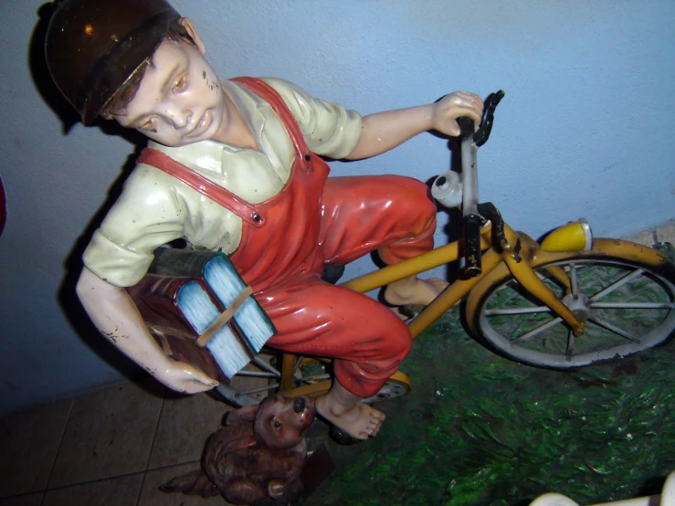 there is a statue of a man riding a bicycle