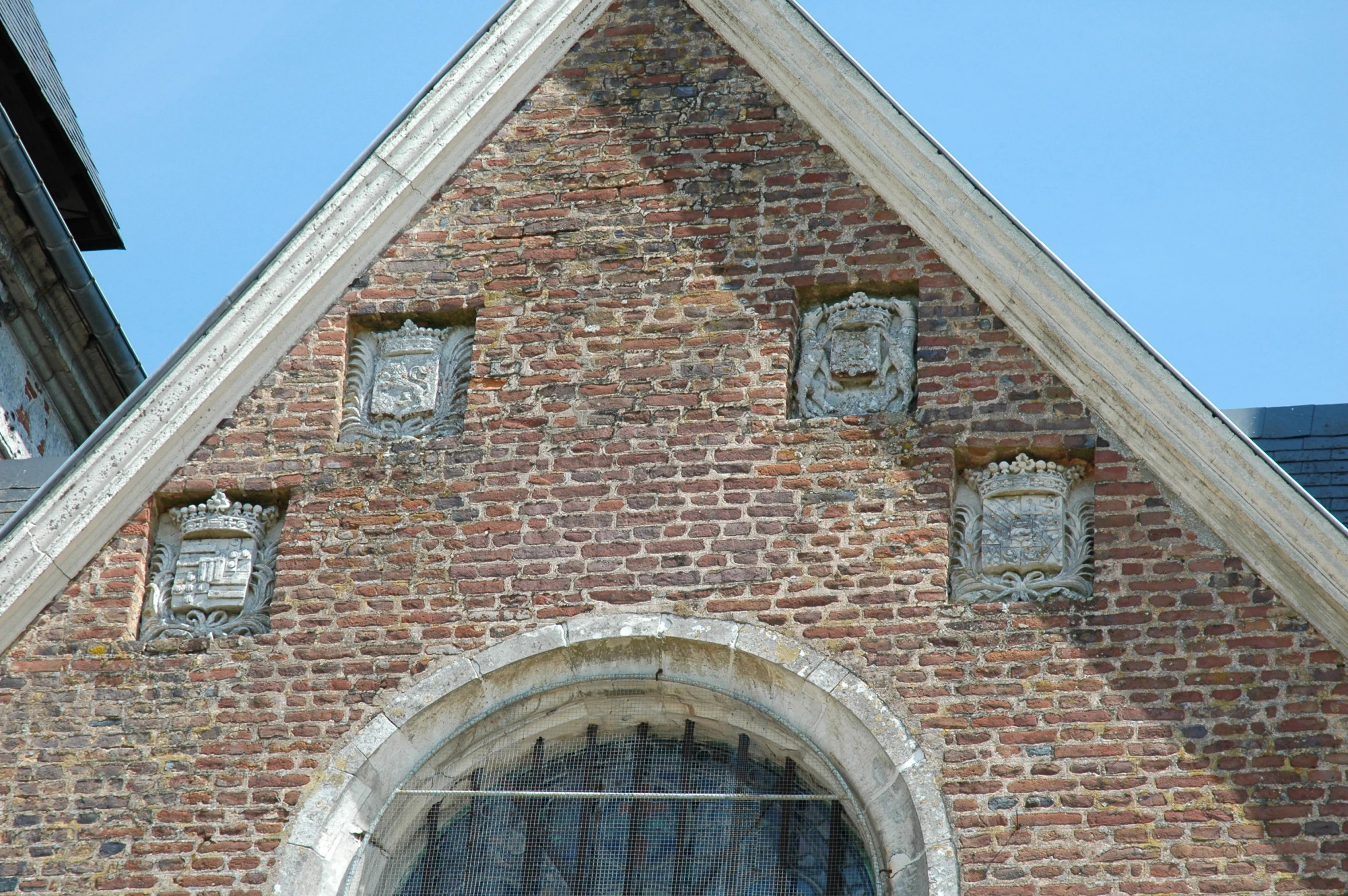 there is an old brick building with some decorations