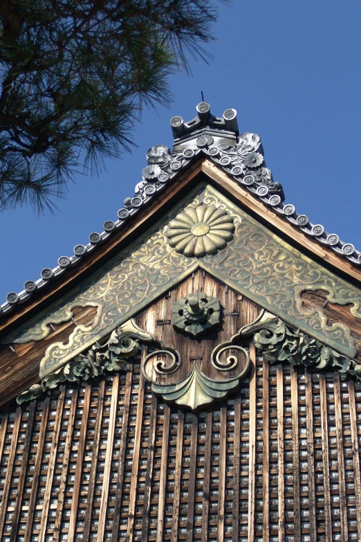 an ornate wooden building on the roof of the building