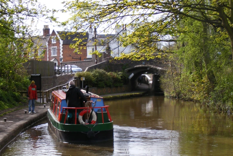 the houseboats are leaving down the narrow waterway