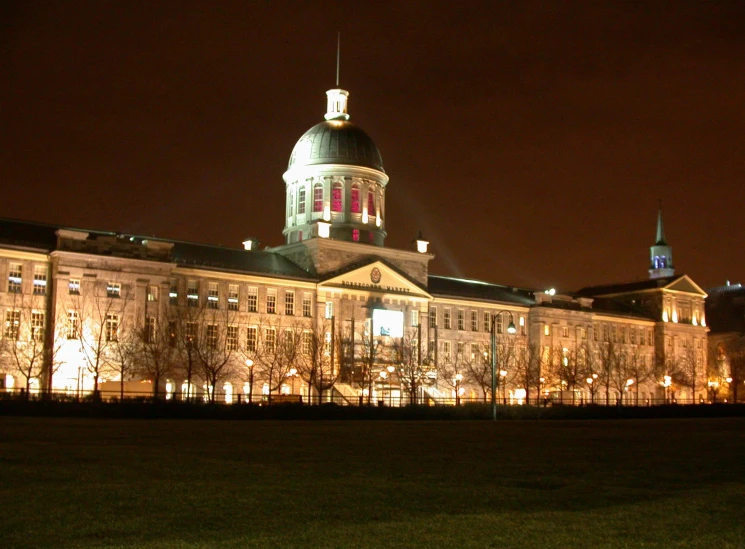 a building that has lights on in the dark