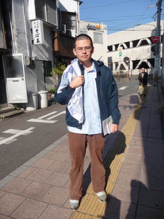 a man that is standing on the side walk