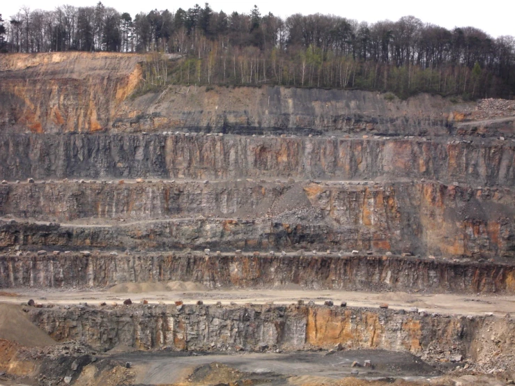 an open pit with many thin pieces of dirt