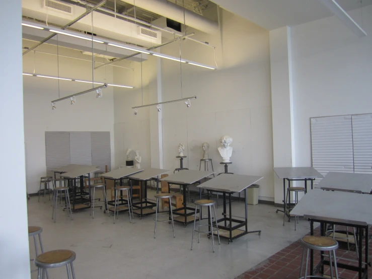 a bunch of tables and chairs in a room