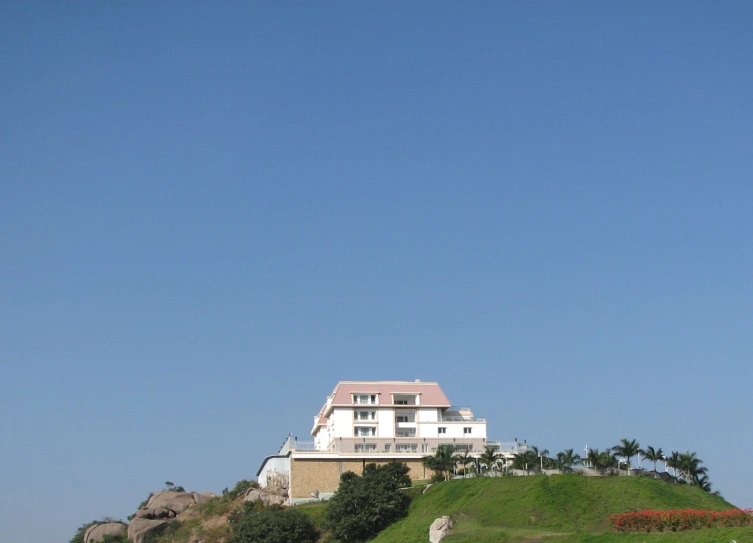 the white house sits on top of a green hill